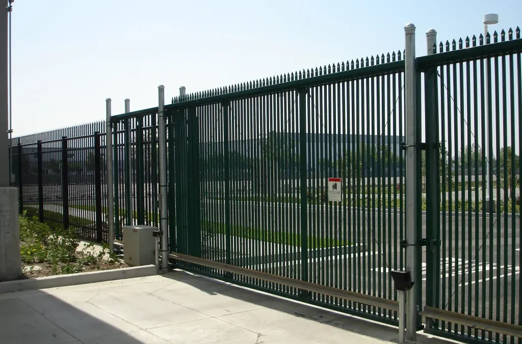 Commercial driveway gate